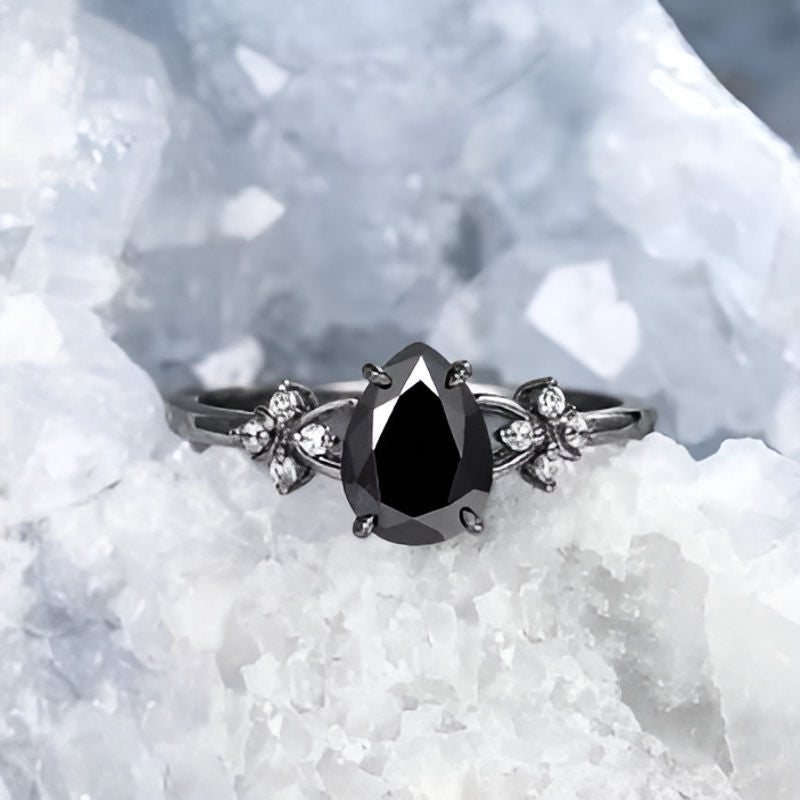 Elegant Black Stone Waterdrop Ring